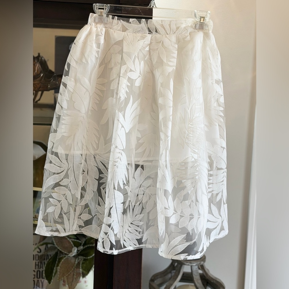 Luxe White Sheer Tulle Skirt. Women’s Sz-S Patterned | Lined | Whimsical | Leaf